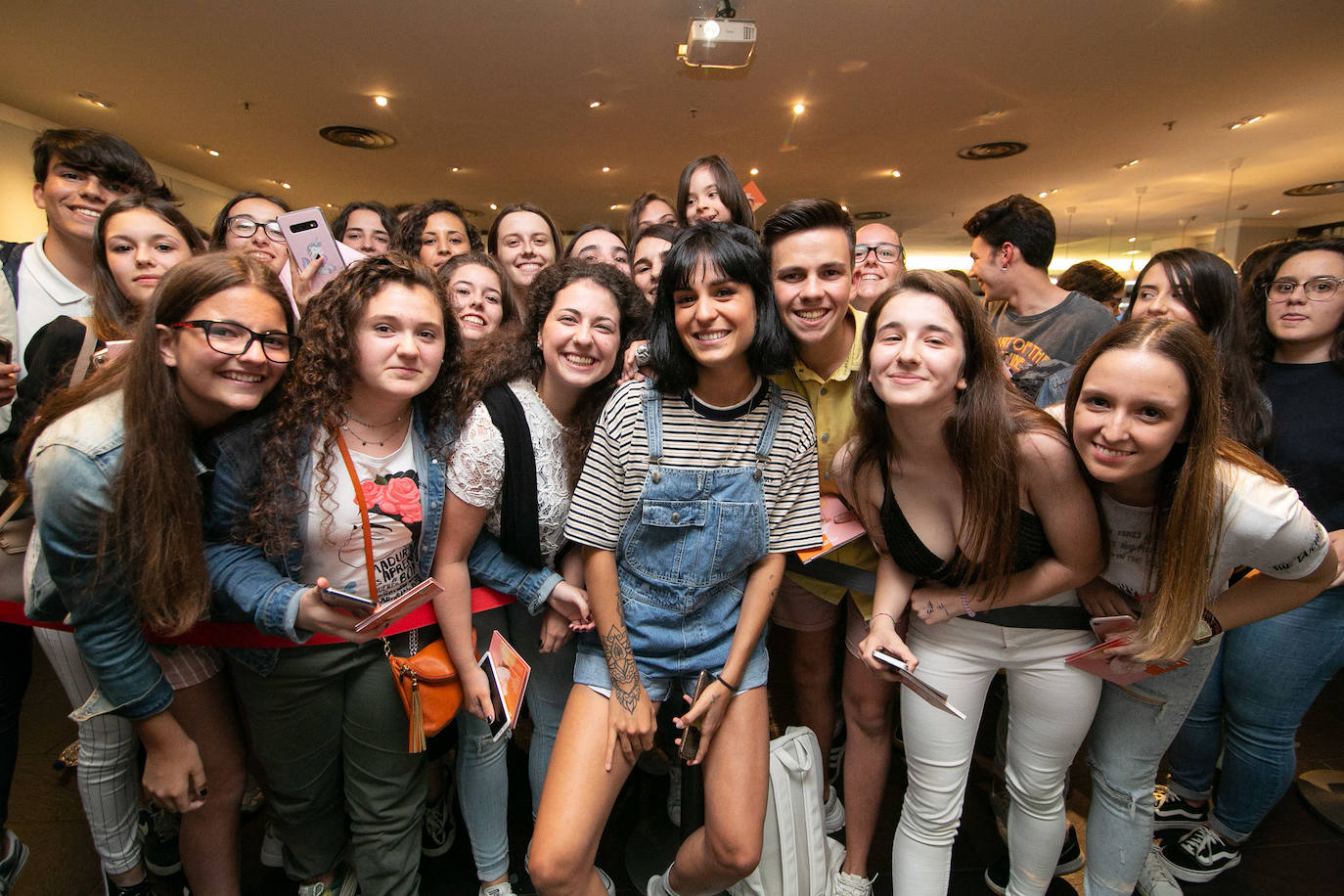 Nervios a flor de piel y muchos besos, abrazos y sonrisas en el encuentro que la cantante Natalia Lacunza, finalista de la última edición de 'Operación Triunfo', ha tenido con sus seguidores en Fnac Asturias (Siero), donde ha firmado ejemplares de su trabajo 'Otras alas'. La 'triunfita' se ha prestado a posar para todas las fotos que le han reclamado sus fans, que le han hecho un buen número de regalos, entre ellos, alguna botella de sidra. 