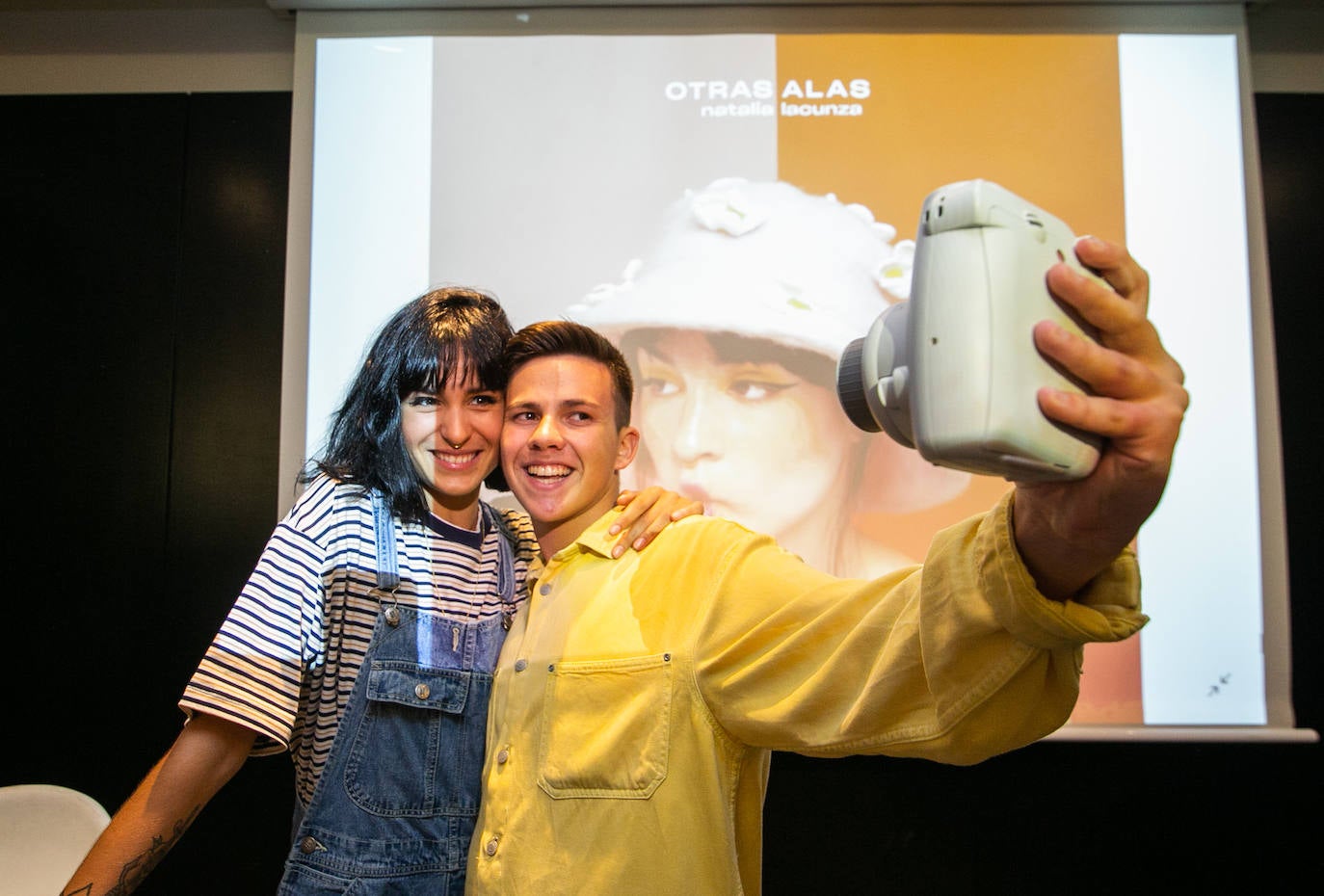 Nervios a flor de piel y muchos besos, abrazos y sonrisas en el encuentro que la cantante Natalia Lacunza, finalista de la última edición de 'Operación Triunfo', ha tenido con sus seguidores en Fnac Asturias (Siero), donde ha firmado ejemplares de su trabajo 'Otras alas'. La 'triunfita' se ha prestado a posar para todas las fotos que le han reclamado sus fans, que le han hecho un buen número de regalos, entre ellos, alguna botella de sidra. 