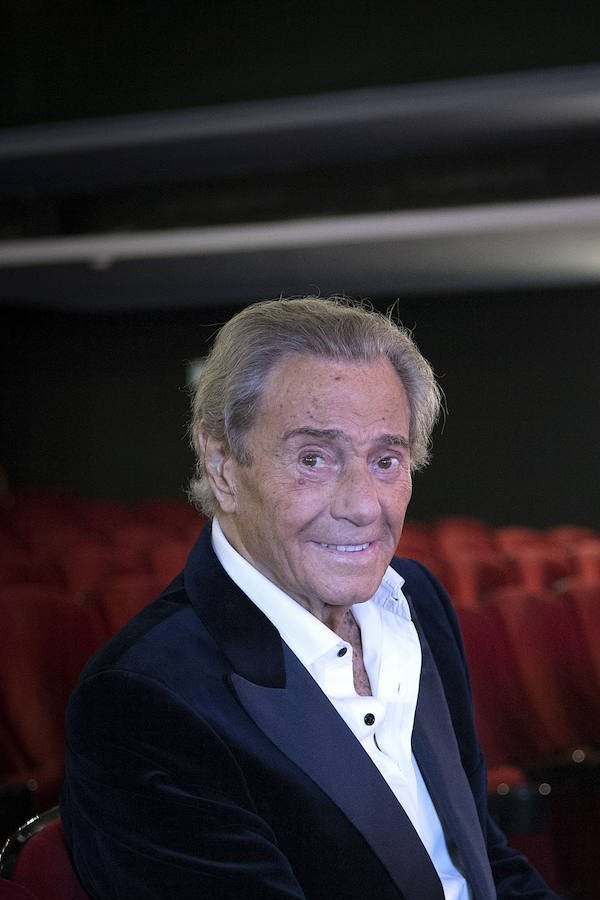 Arturo Fernández está considerado uno de los grandes galanes de la escena española. Muy implicado con su Asturias del alma, a continuación hacemos un repaso fotográfico por su carrera.