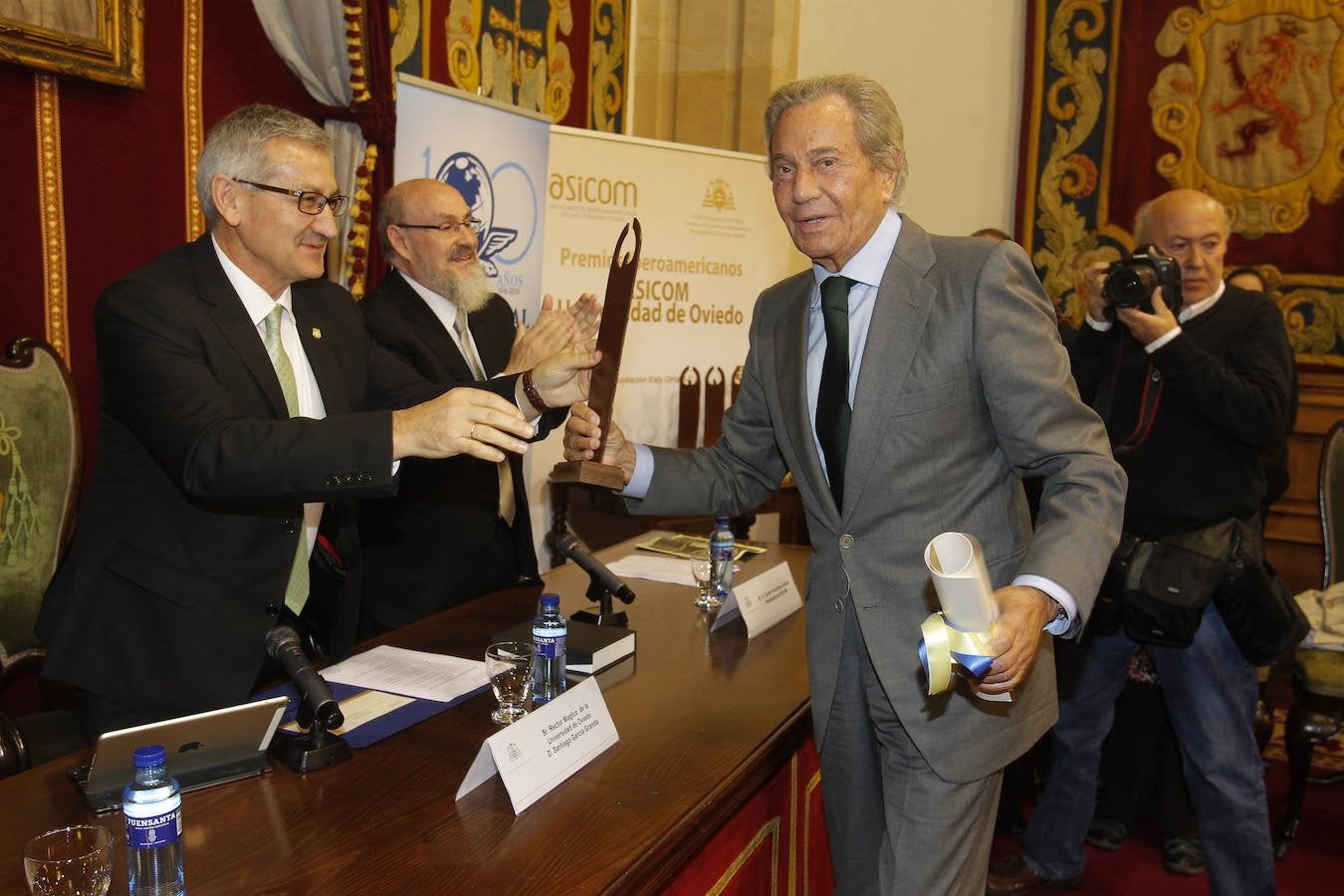 Arturo Fernández está considerado uno de los grandes galanes de la escena española. Muy implicado con su Asturias del alma, a continuación hacemos un repaso fotográfico por su carrera.