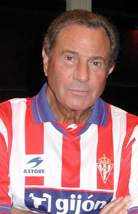 Arturo Fernández está considerado uno de los grandes galanes de la escena española. Muy implicado con su Asturias del alma, a continuación hacemos un repaso fotográfico por su carrera.