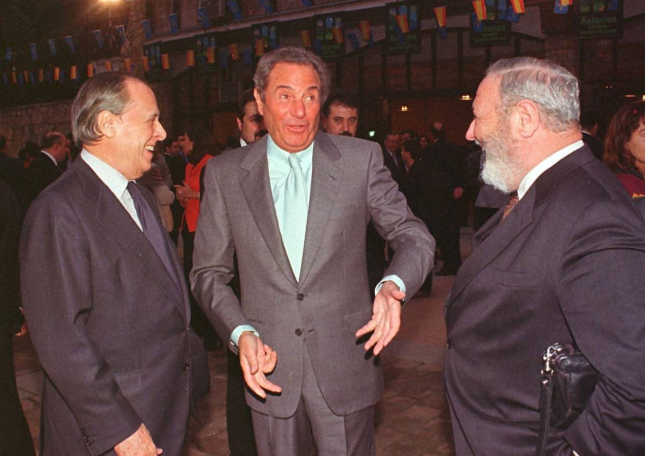 Arturo Fernández está considerado uno de los grandes galanes de la escena española. Muy implicado con su Asturias del alma, a continuación hacemos un repaso fotográfico por su carrera.