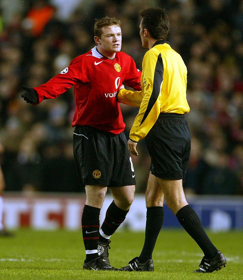El árbitro asturiano Manuel Enrique Mejuto dialoga con Wayne Rooney durante el transcurso del partido de Champions entre el Manchester United y el Milan en 2005. 
