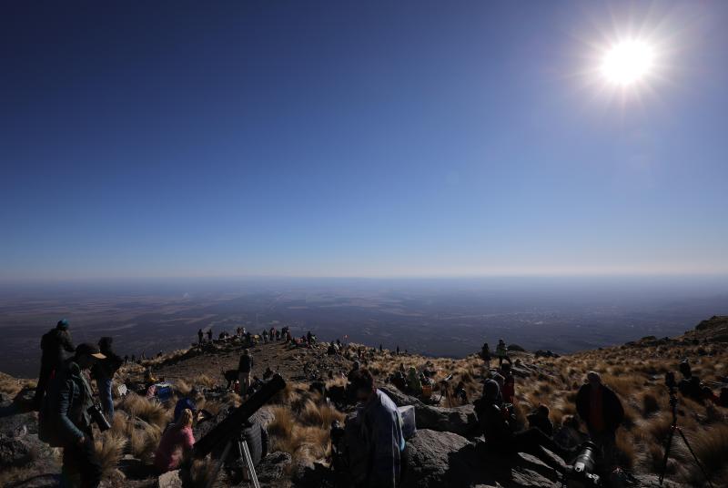 Miles de personas disfrutaron este 2 de julio del eclipse total de sol que sumió en la oscuridad una franja de 150 kilómetros entre el norte de Chile y el centro de Argentina. El próximo fenómeno de estas características tendrá lugar el 14 de diciembre del 2020.