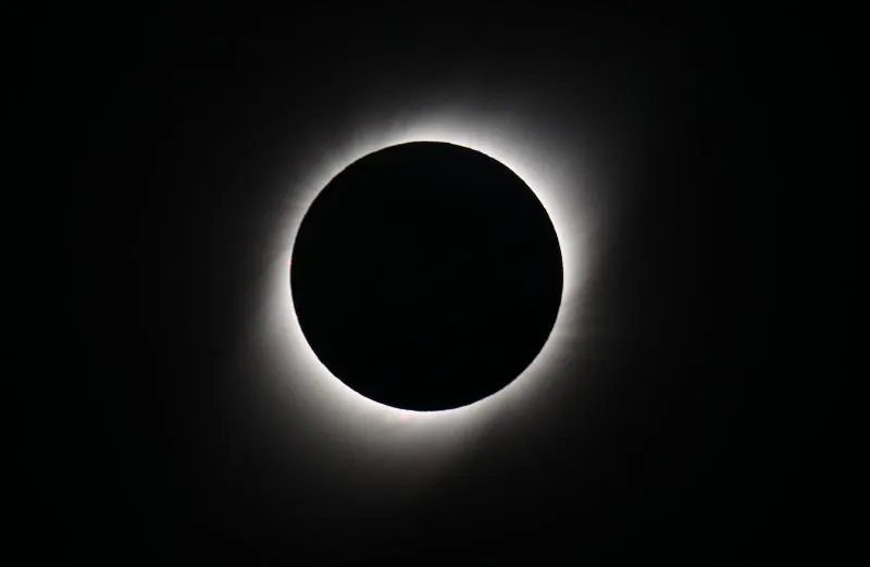 Miles de personas disfrutaron este 2 de julio del eclipse total de sol que sumió en la oscuridad una franja de 150 kilómetros entre el norte de Chile y el centro de Argentina. El próximo fenómeno de estas características tendrá lugar el 14 de diciembre del 2020.
