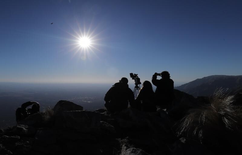 Miles de personas disfrutaron este 2 de julio del eclipse total de sol que sumió en la oscuridad una franja de 150 kilómetros entre el norte de Chile y el centro de Argentina. El próximo fenómeno de estas características tendrá lugar el 14 de diciembre del 2020.