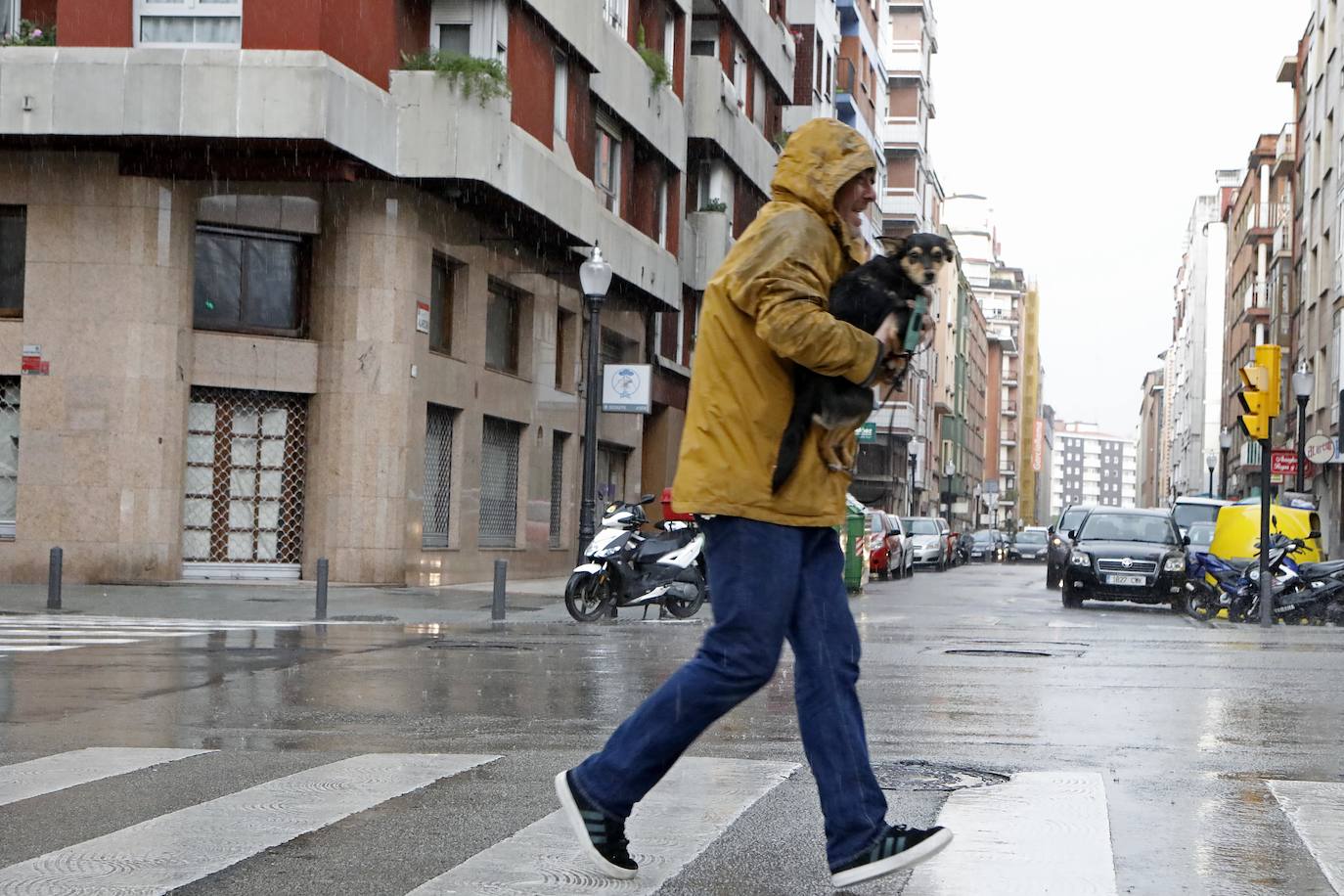 El tiempo no entiende de meses ni estaciones y, en pleno verano, ha descargado granizo sobre la capital del Principado de Asturias 