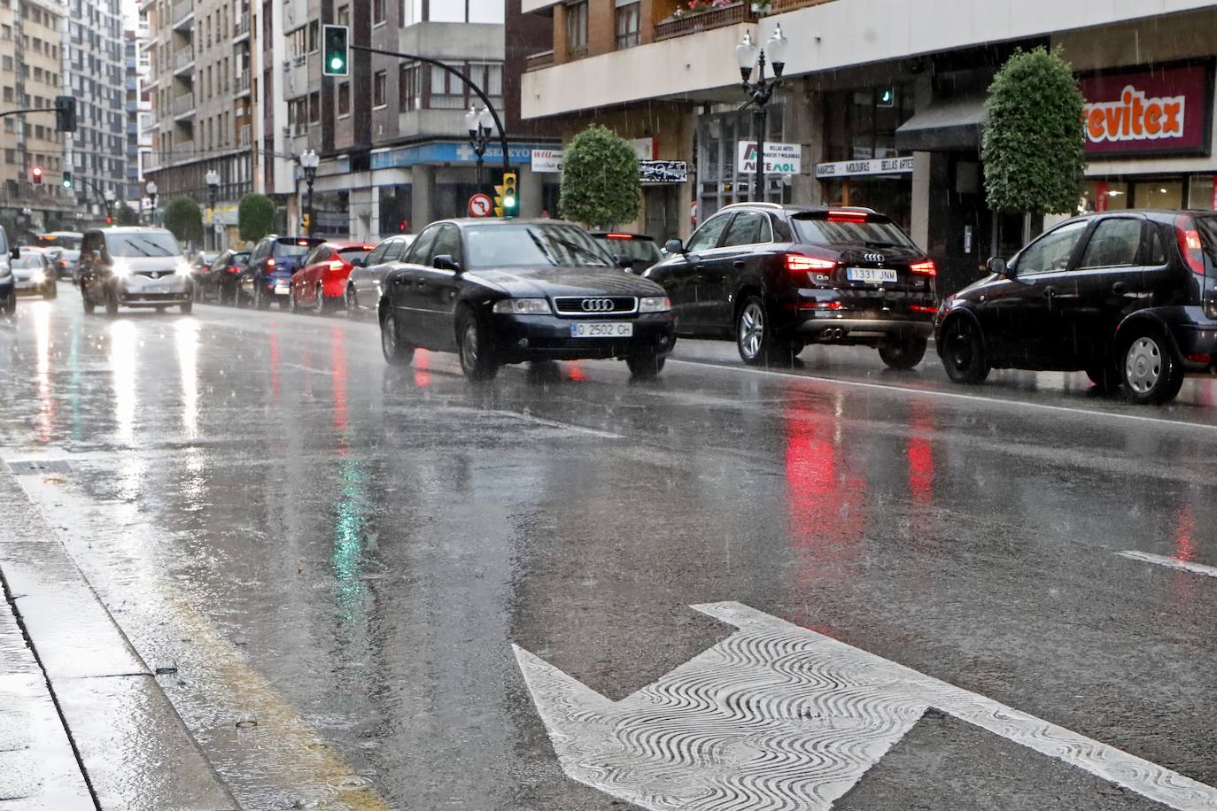 El tiempo no entiende de meses ni estaciones y, en pleno verano, ha descargado granizo sobre la capital del Principado de Asturias 