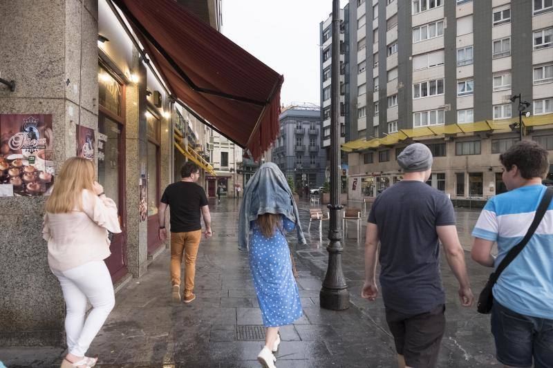 El tiempo no entiende de meses ni estaciones y, en pleno verano, ha descargado granizo sobre la capital del Principado de Asturias 