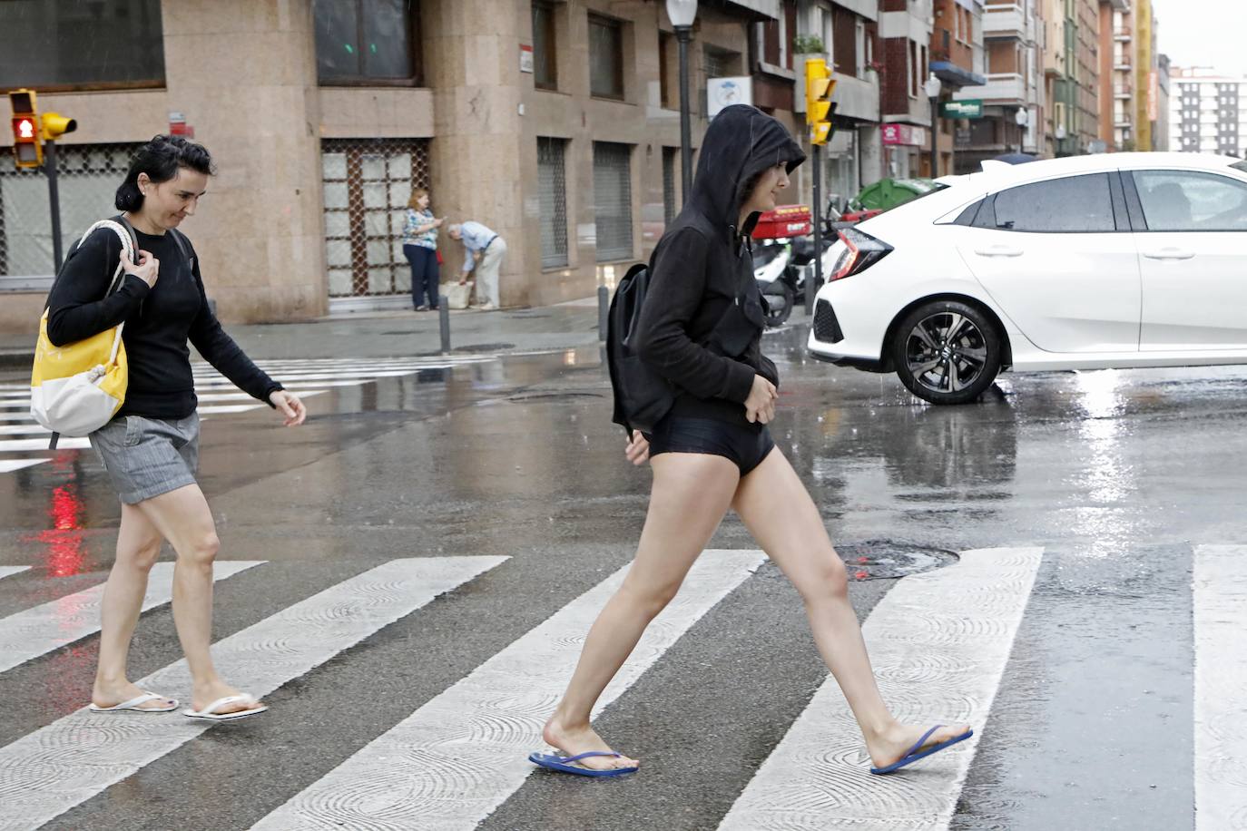 El tiempo no entiende de meses ni estaciones y, en pleno verano, ha descargado granizo sobre la capital del Principado de Asturias 