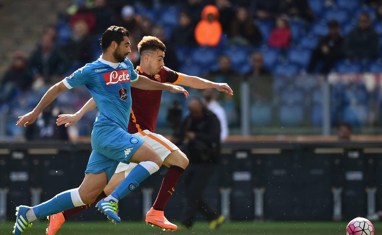 Raúl Albiol, disputando un balón con El Shaarawy.