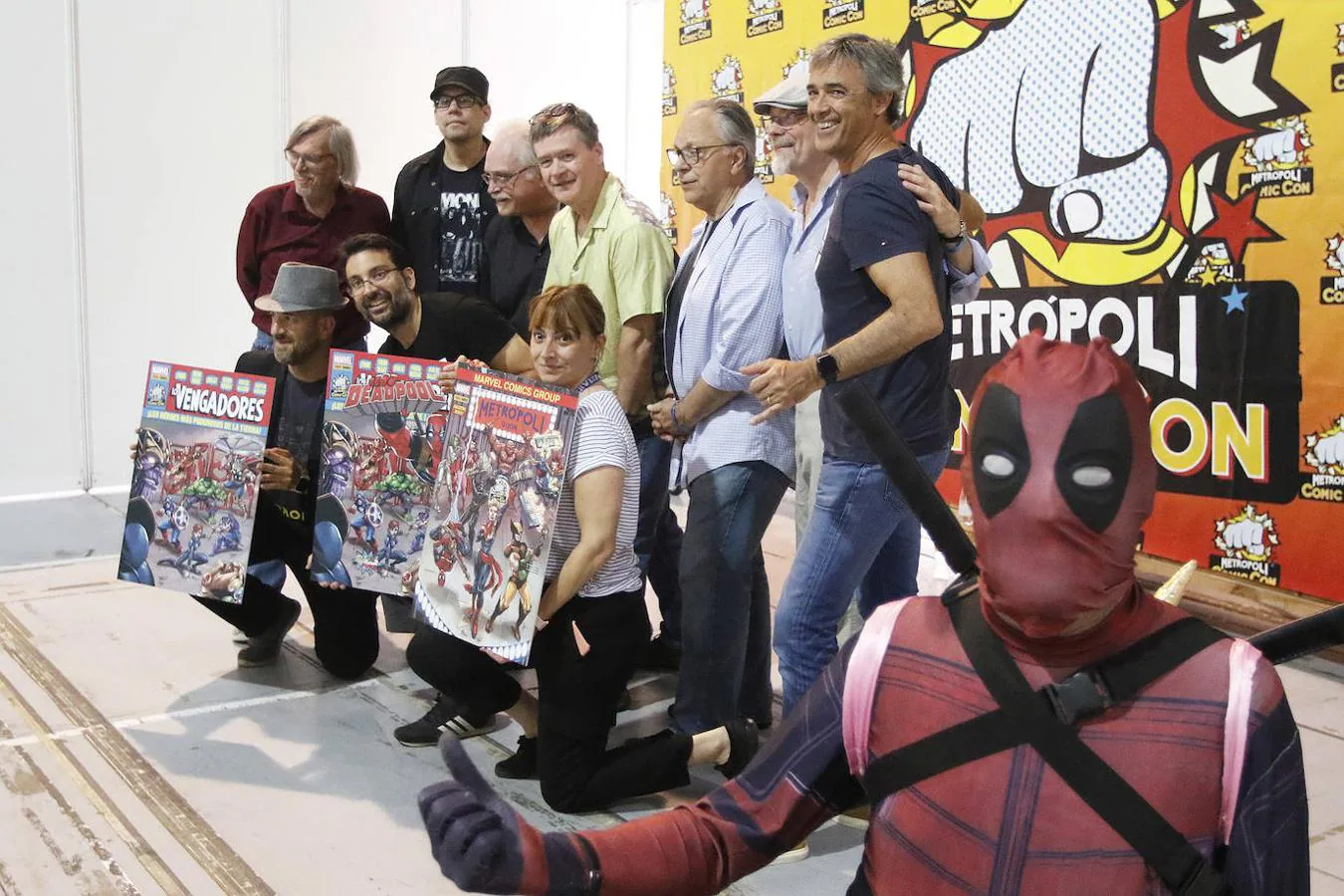 Los dibujantes de Marvel posan ante los medios en la presentación de la convención
