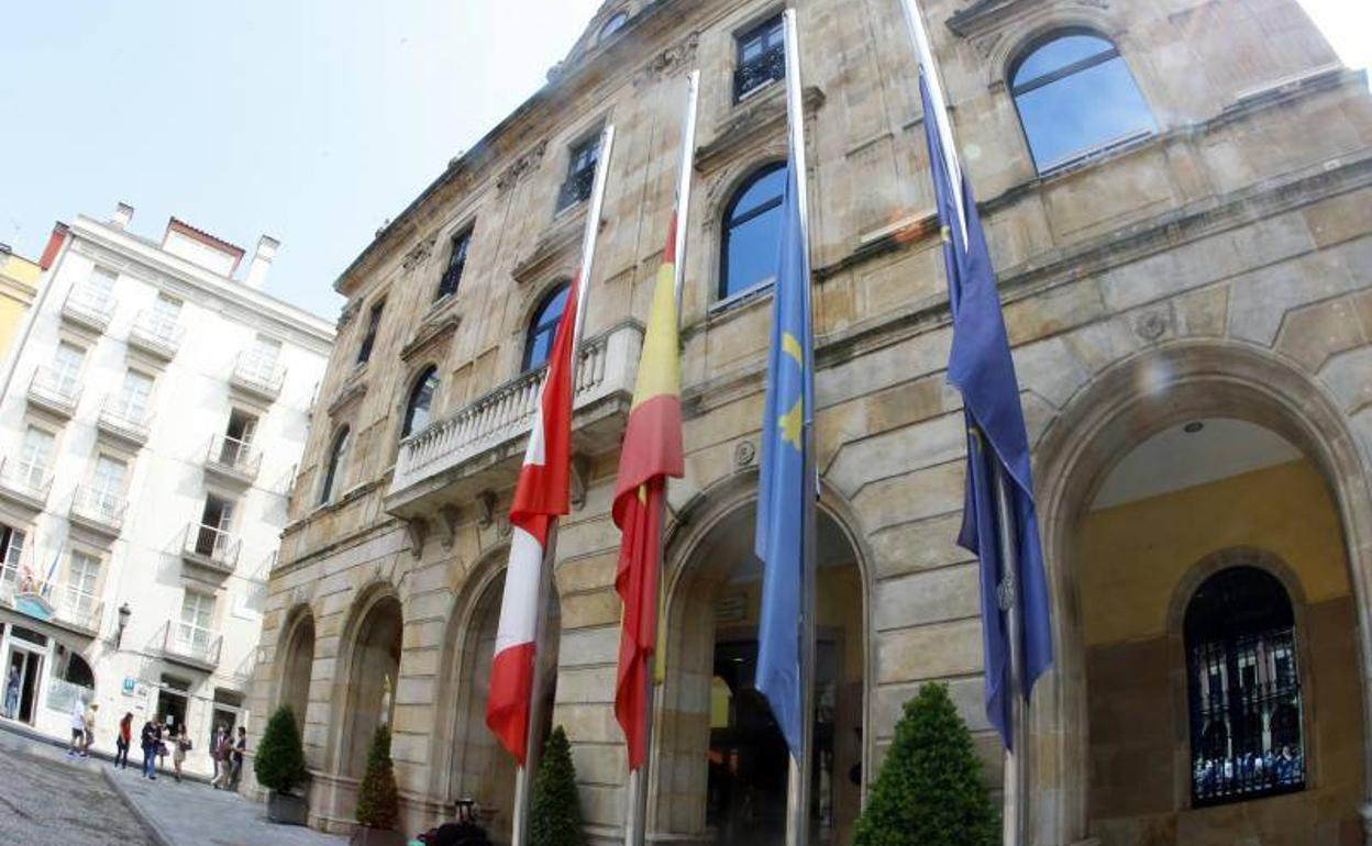 Banderas a media asta en el Ayuntamiento de Gijón.