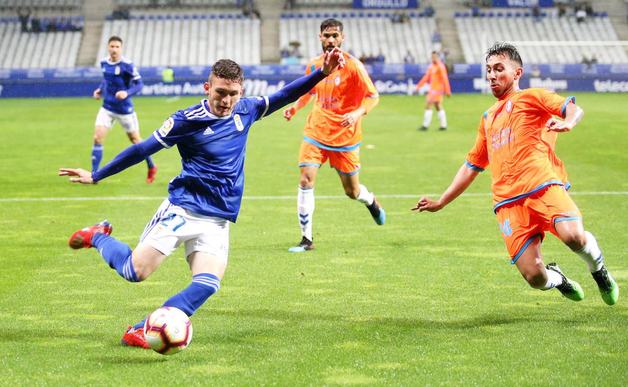 Viti chuta ante un defensa del Rayo la temporada pasada. 