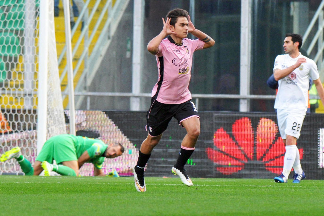 Paulo Dybala, celebrando un gol en 2015 con la camiseta del Palermo.
