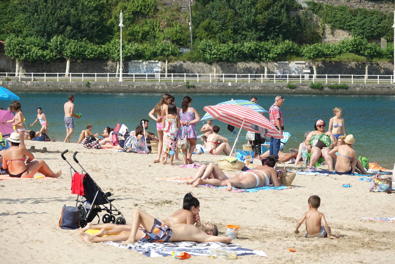 Los asturianos recurrieron a todas las maneras posibles para refrescarse en una jornada marcada por las altas temperaturas. Algunos se acercaron hasta las playas o piscinas, mientras que otros se conformaron con disfrutar de las terrazas.