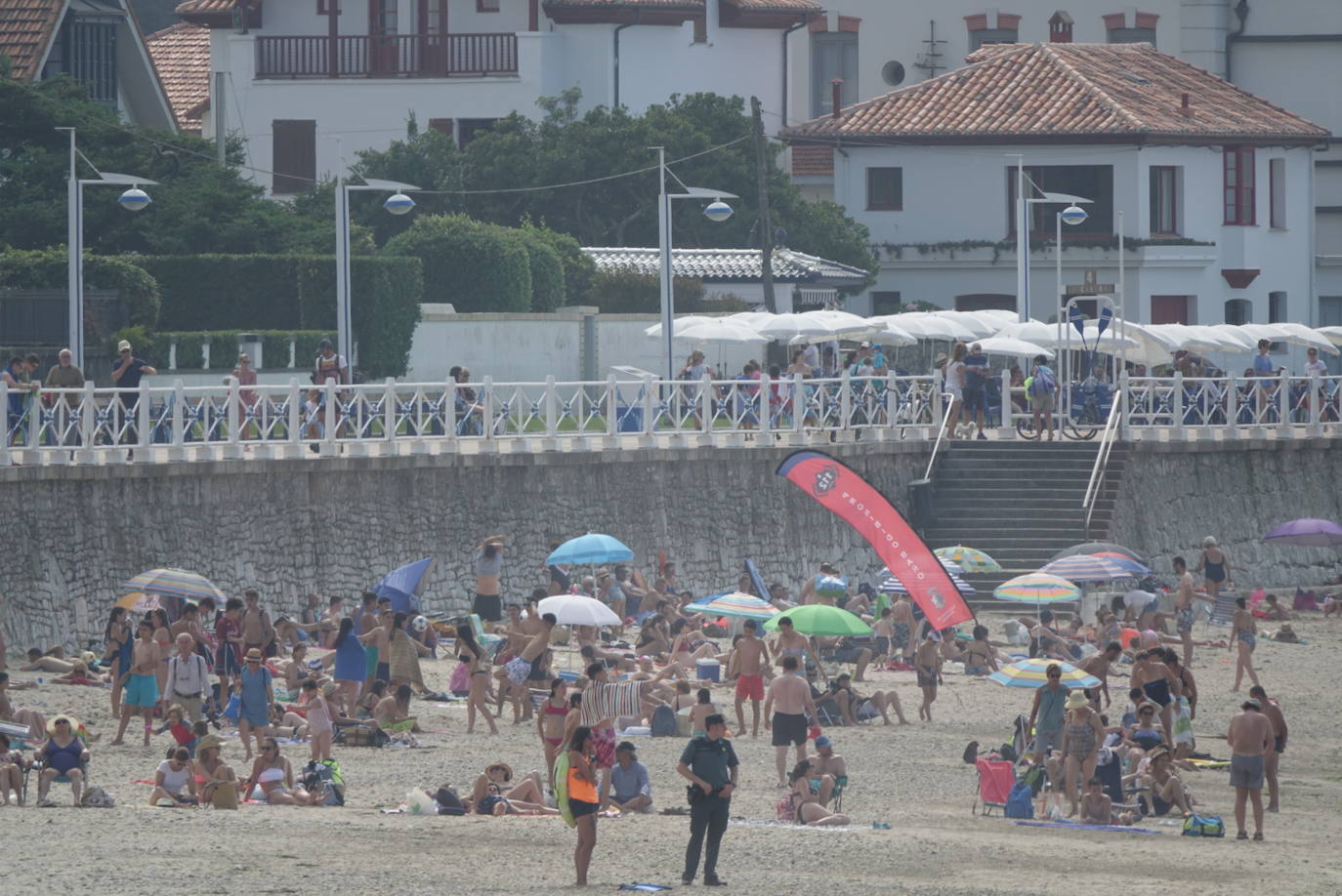 Los asturianos recurrieron a todas las maneras posibles para refrescarse en una jornada marcada por las altas temperaturas. Algunos se acercaron hasta las playas o piscinas, mientras que otros se conformaron con disfrutar de las terrazas.