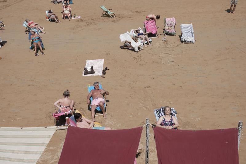 Los asturianos recurrieron a todas las maneras posibles para refrescarse en una jornada marcada por las altas temperaturas. Algunos se acercaron hasta las playas o piscinas, mientras que otros se conformaron con disfrutar de las terrazas.