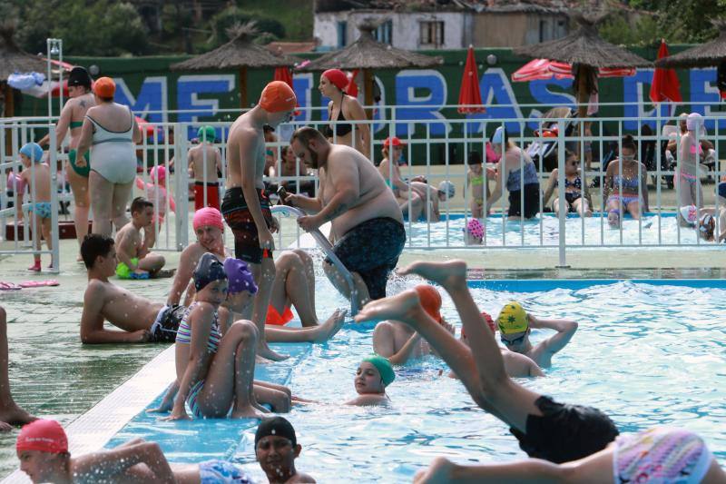 Los asturianos recurrieron a todas las maneras posibles para refrescarse en una jornada marcada por las altas temperaturas. Algunos se acercaron hasta las playas o piscinas, mientras que otros se conformaron con disfrutar de las terrazas.