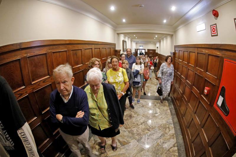 Decenas de personas despiden al actor y empresario teatral Arturo Fernández en la capilla ardiente abierta en el Teatro Jovellanos de Gijón.