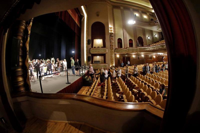 Decenas de personas despiden al actor y empresario teatral Arturo Fernández en la capilla ardiente abierta en el Teatro Jovellanos de Gijón.