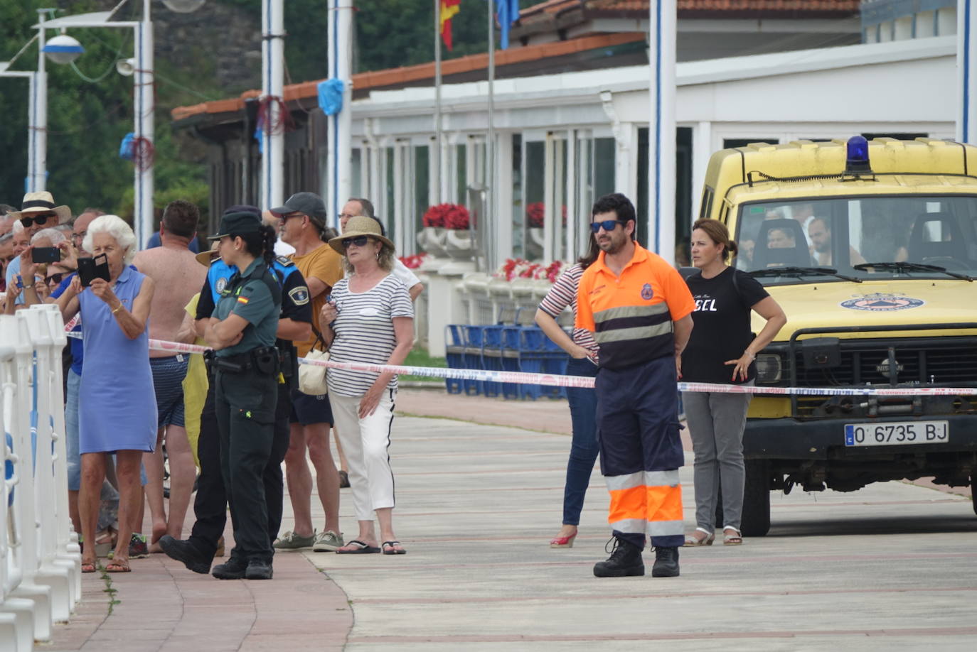 Fotos: Gran expectación en Ribadesella por velero varado