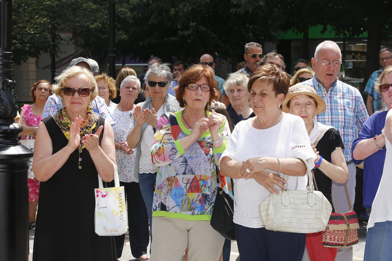 Más de 7.000 personas pasan por la capilla ardiente del Teatro Jovellanos para despedir al actor gijonés Arturo Fernández. 