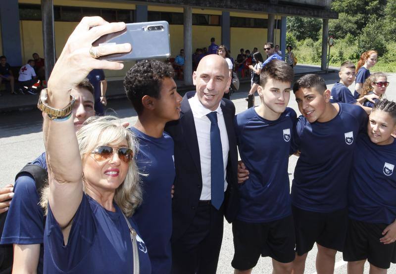 Tras ser recibido en el Ayuntamiento, con Gonzalo Azcárate y el alcalde valdesano Óscar Pérez como 'cicerones', el máximo mandatario del fútbol nacional acudió al cementerio luarqués para realizar una ofrenda floral a la tumba de Severo Ochoa y visitó el conservatorio antes de acudir al campo de La Veigona