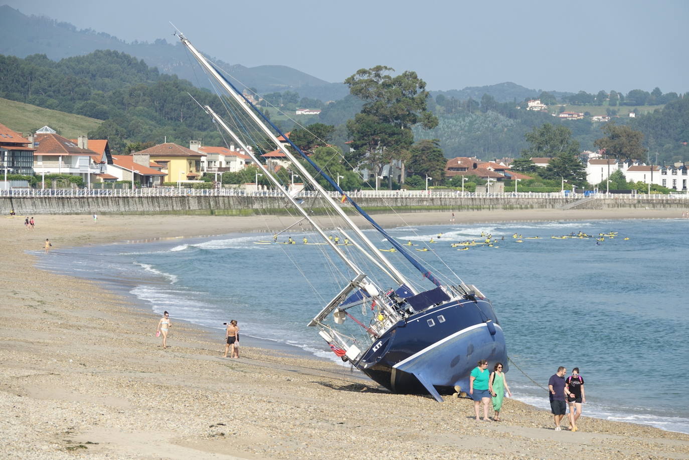 Fotos: Encalla un velero en Ribadesella