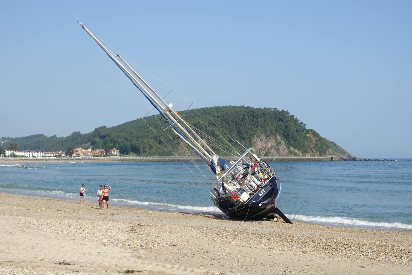 Fotos: Encalla un velero en Ribadesella