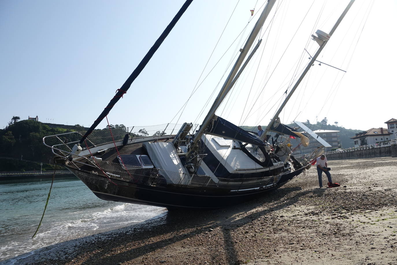 Fotos: Encalla un velero en Ribadesella