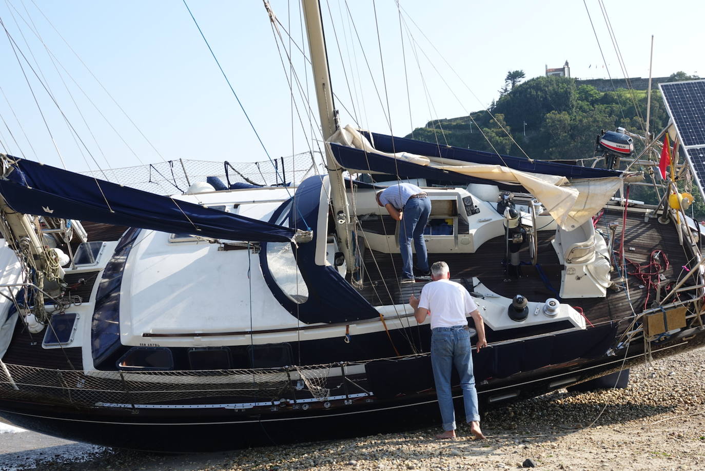 Fotos: Encalla un velero en Ribadesella
