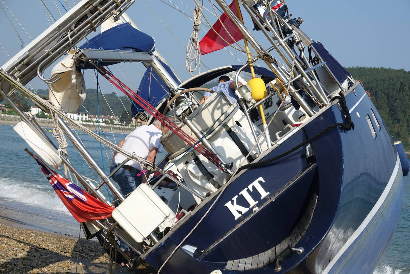 Fotos: Encalla un velero en Ribadesella