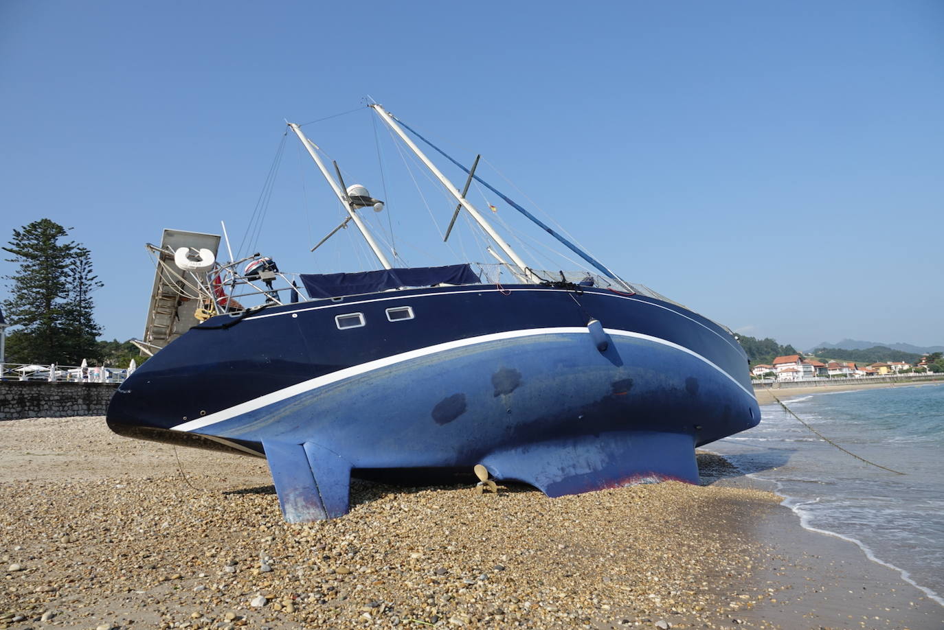 Fotos: Encalla un velero en Ribadesella