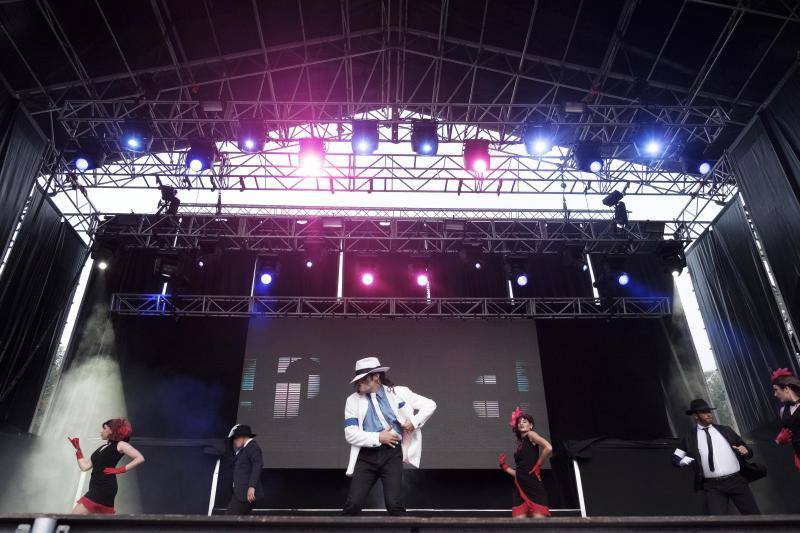 El festival de Metrópoli volvió a vivir otra jornada emocionante con el concierto homenaje a Mickael Jackson. Un espectáculo en el que abundaron los exitazos y no faltaron las evocaciones a su estética y sus movimientos.