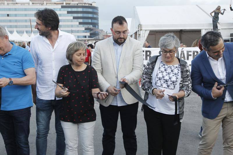 La llegada del tren negro dio inicio a la XXXII edición de la Semana Negra de Gijón, que a lo largo de nueve días contará con la participación de más de 150 autores de diversos géneros literarios y de distintos países europeos y latinoamericanos.