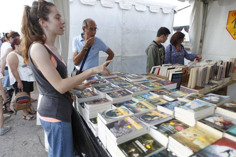 La llegada del tren negro dio inicio a la XXXII edición de la Semana Negra de Gijón, que a lo largo de nueve días contará con la participación de más de 150 autores de diversos géneros literarios y de distintos países europeos y latinoamericanos.