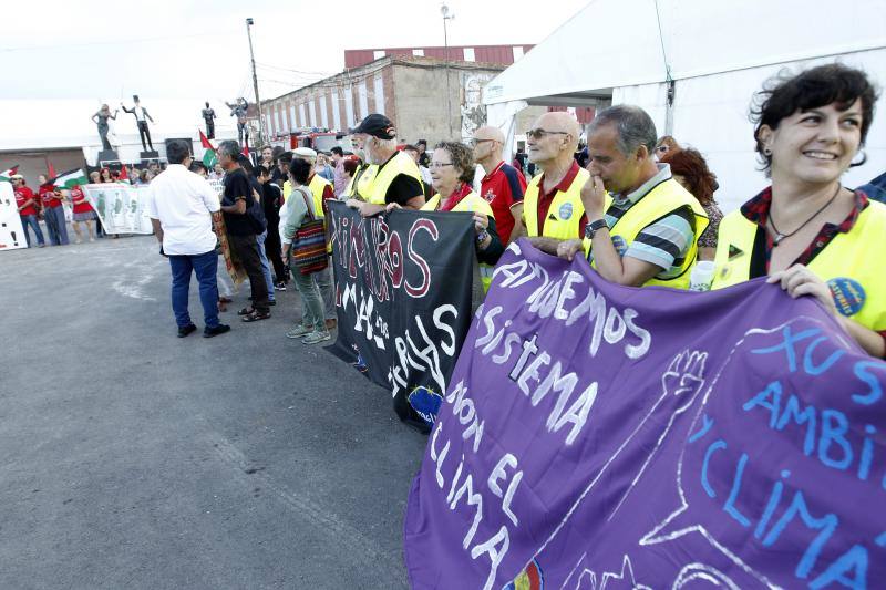 La llegada del tren negro dio inicio a la XXXII edición de la Semana Negra de Gijón, que a lo largo de nueve días contará con la participación de más de 150 autores de diversos géneros literarios y de distintos países europeos y latinoamericanos.