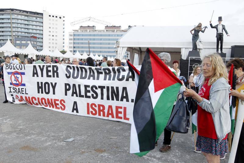 La llegada del tren negro dio inicio a la XXXII edición de la Semana Negra de Gijón, que a lo largo de nueve días contará con la participación de más de 150 autores de diversos géneros literarios y de distintos países europeos y latinoamericanos.