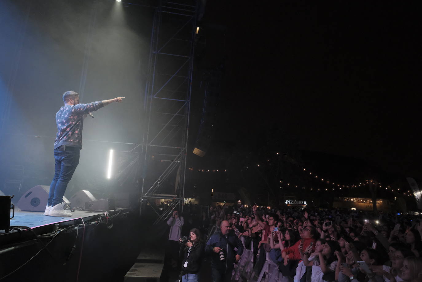 Beret conectó con los más jóvenes en Gijón. El rapero sevillano repasó sus canciones más conocidas en Metrópoli ante miles de chavales.