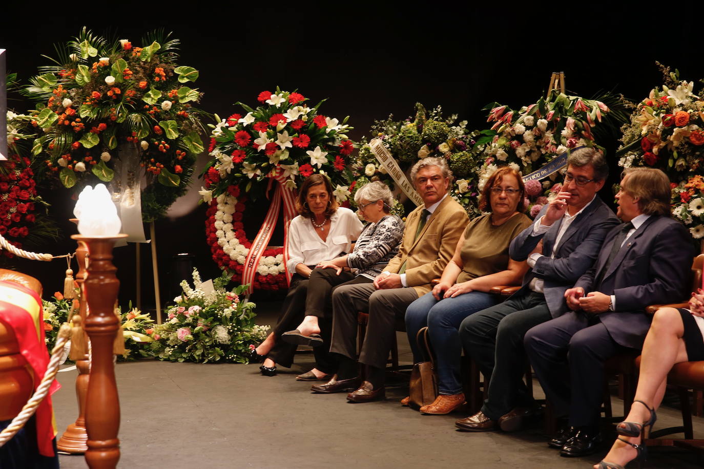 Decenas de personas despiden al actor y empresario teatral Arturo Fernández en la capilla ardiente abierta en el Teatro Jovellanos de Gijón.