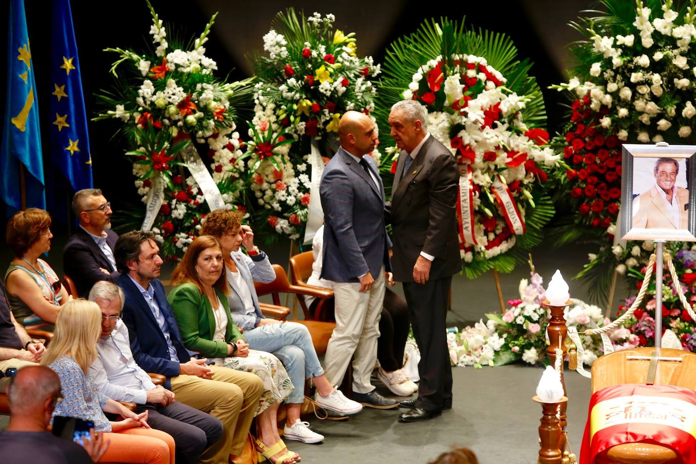 Más de 7.000 personas pasan por la capilla ardiente del Teatro Jovellanos para despedir al actor gijonés Arturo Fernández. 