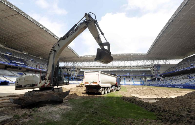 El alcalde de Oviedo, Alfredo Canteli, y el teniente alcalde, Nacho Cuesta, han visitado las obras de mejora del césped del Carlos Tartiere.
