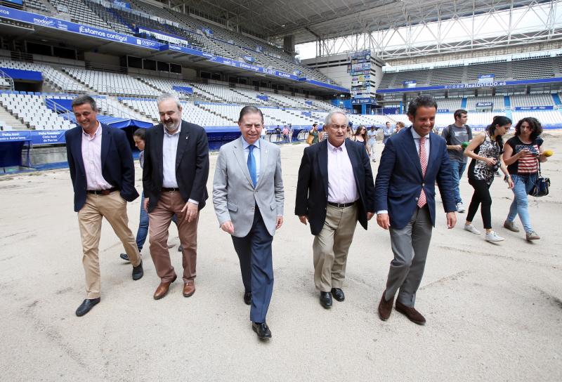 El alcalde de Oviedo, Alfredo Canteli, y el teniente alcalde, Nacho Cuesta, han visitado las obras de mejora del césped del Carlos Tartiere.