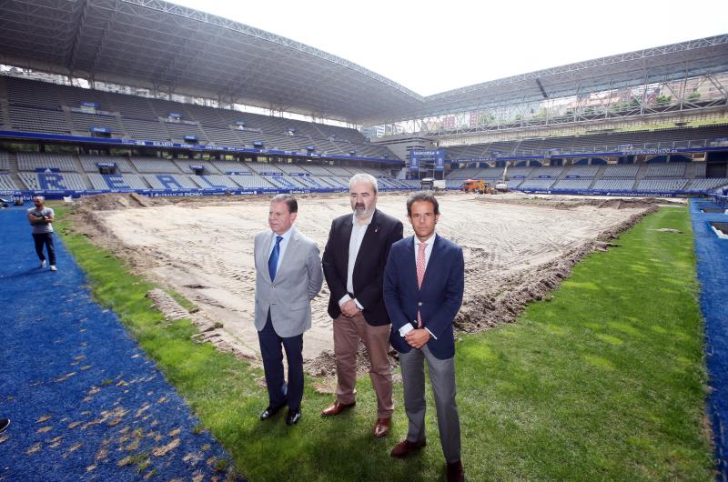 El alcalde de Oviedo, Alfredo Canteli, y el teniente alcalde, Nacho Cuesta, han visitado las obras de mejora del césped del Carlos Tartiere.