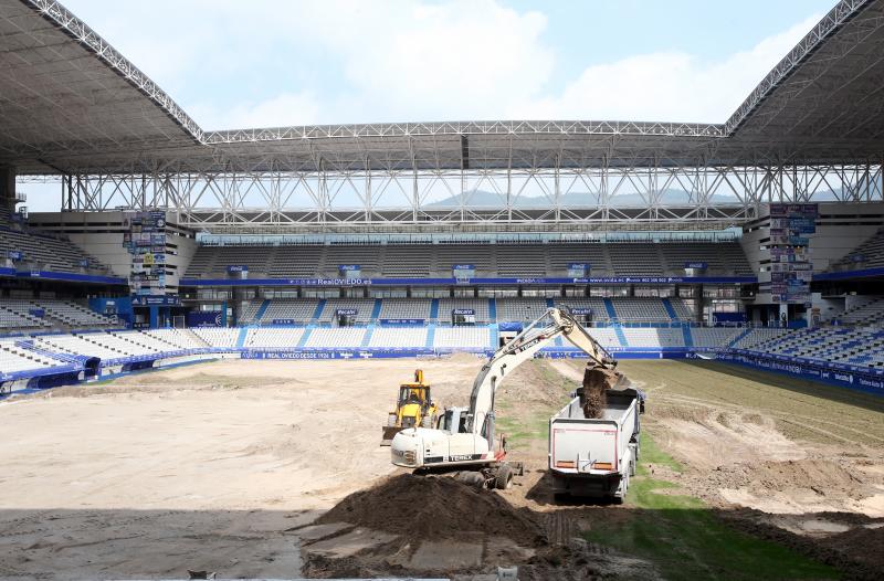 El alcalde de Oviedo, Alfredo Canteli, y el teniente alcalde, Nacho Cuesta, han visitado las obras de mejora del césped del Carlos Tartiere.