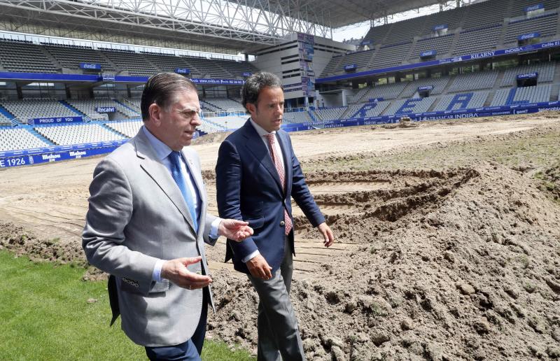 El alcalde de Oviedo, Alfredo Canteli, y el teniente alcalde, Nacho Cuesta, han visitado las obras de mejora del césped del Carlos Tartiere.