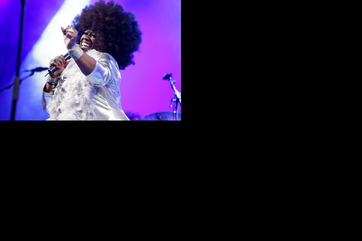 La artista estadounidense Bette Smith, en pleno concierto. 