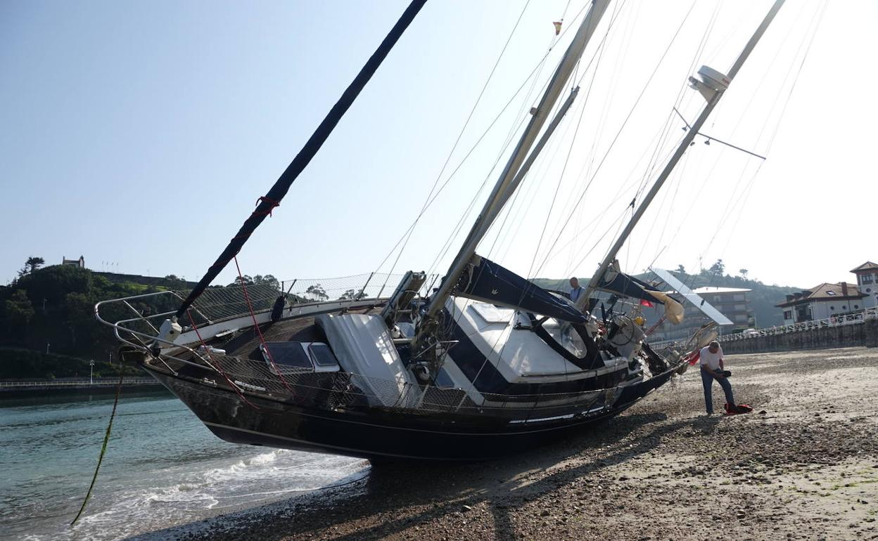 Rescatados los tripulantes de un velero que encalló esta noche en Ribadesella