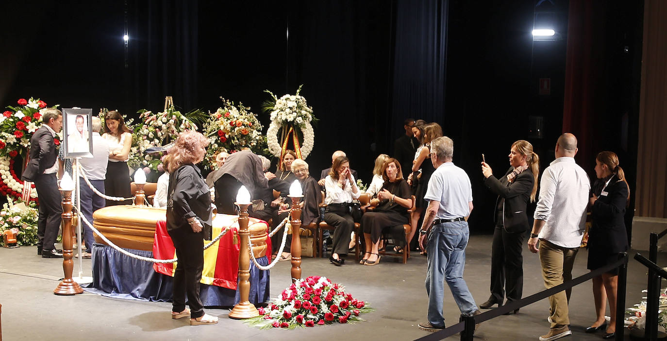 Último adiós al actor y empresario teatral en el Jovellanos